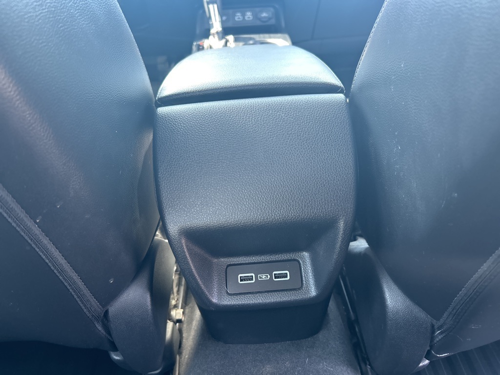 Vehicle image 32 of 49