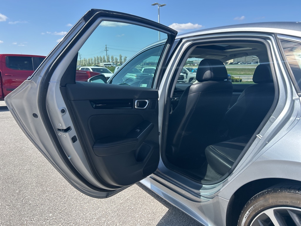 Vehicle image 33 of 49