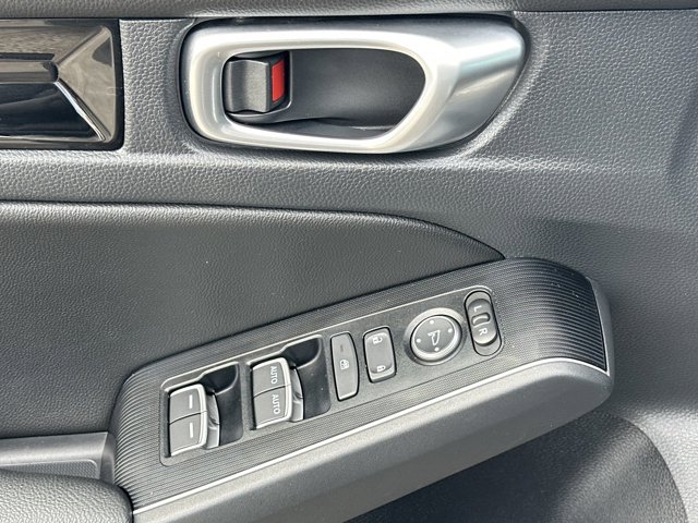 Vehicle image 17 of 25