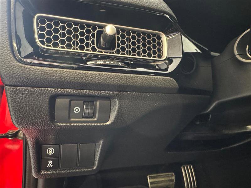Vehicle image 21 of 26