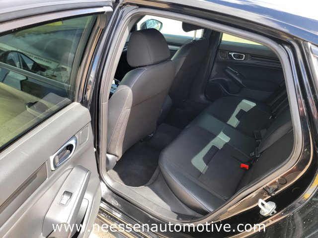 Vehicle image 15 of 32