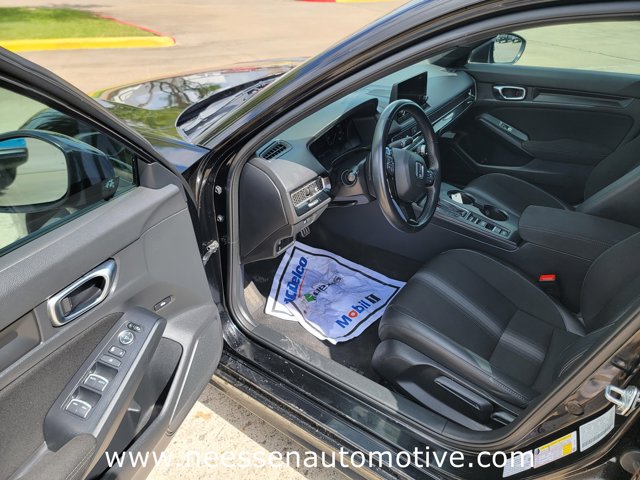 Vehicle image 16 of 32