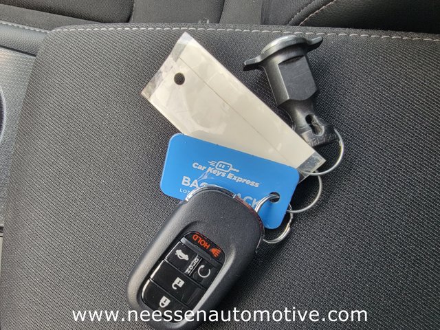 Vehicle image 25 of 32