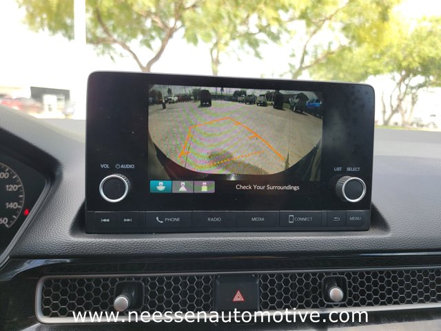 Vehicle image 23 of 32