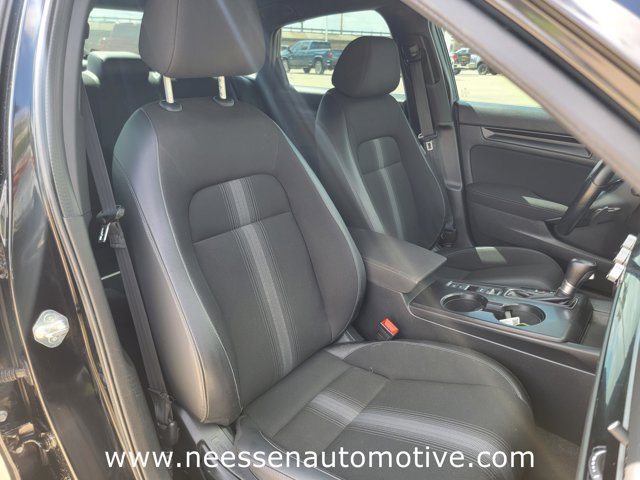 Vehicle image 11 of 32