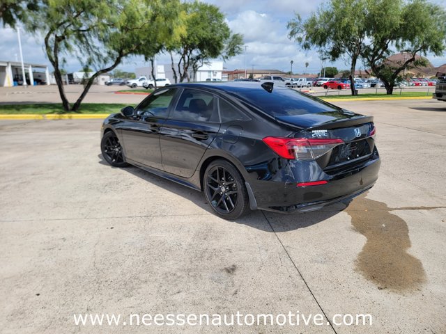 Vehicle image 6 of 32