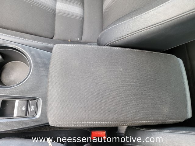 Vehicle image 27 of 32