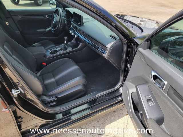 Vehicle image 14 of 32