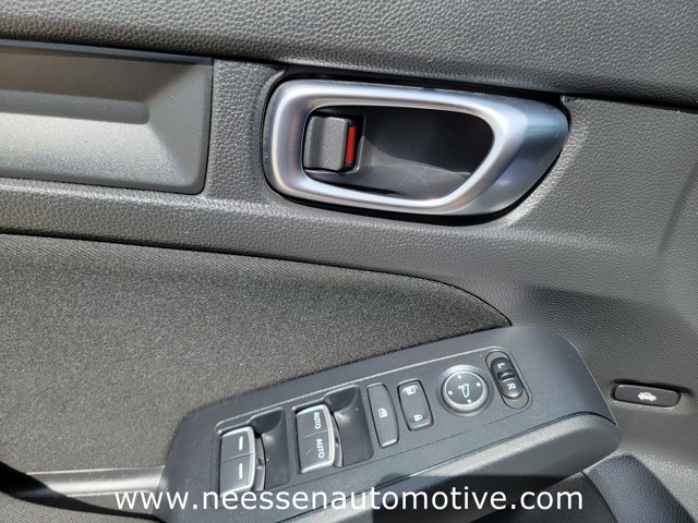Vehicle image 24 of 32