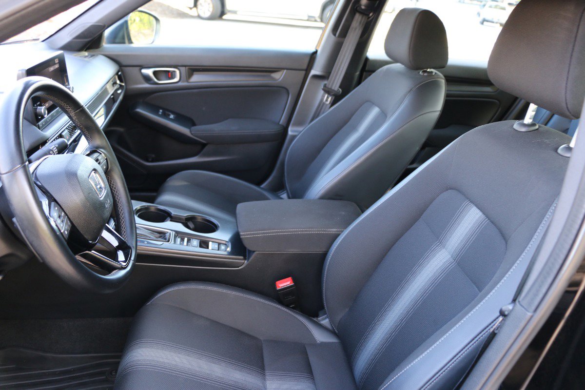 Vehicle image 21 of 27