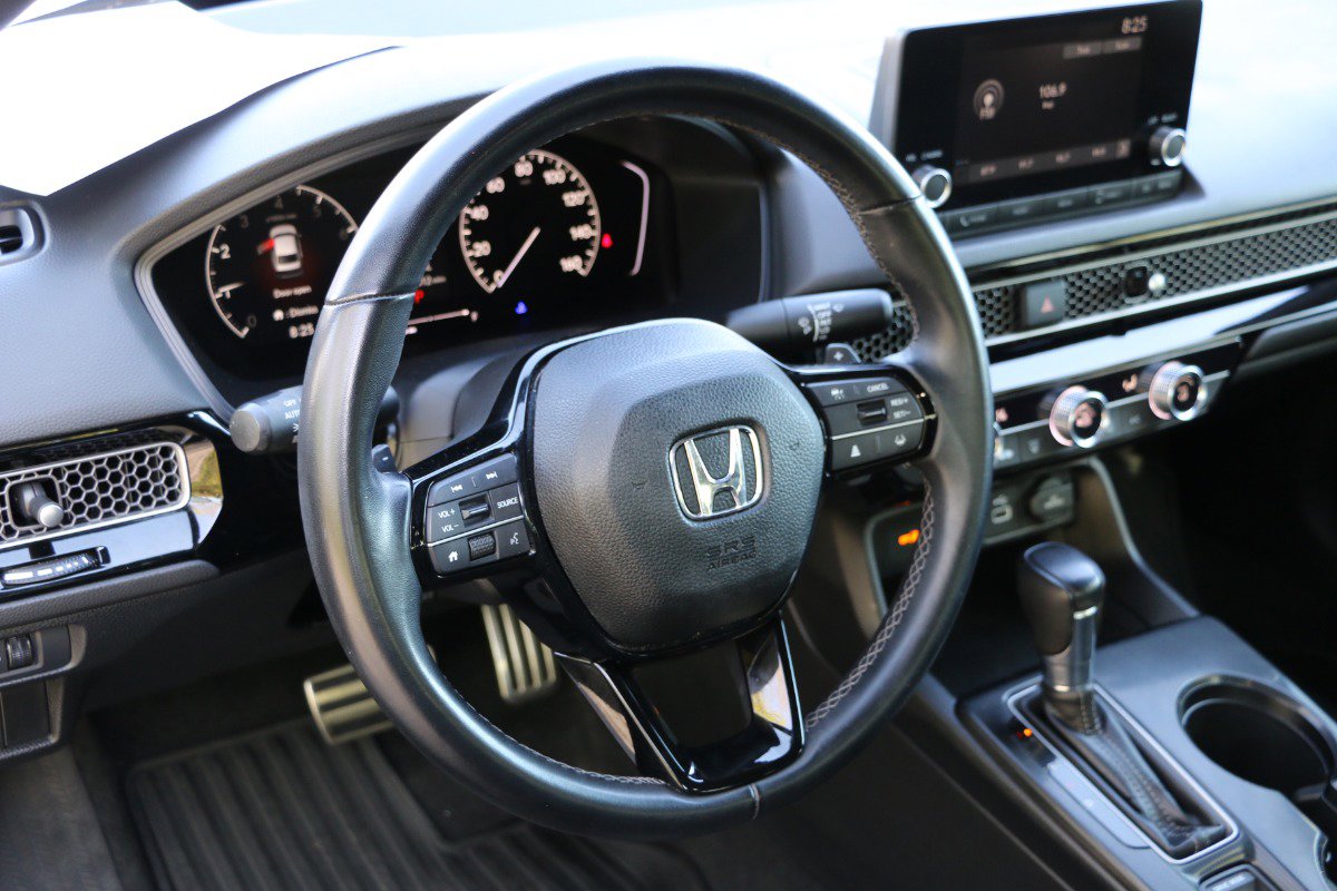Vehicle image 15 of 27