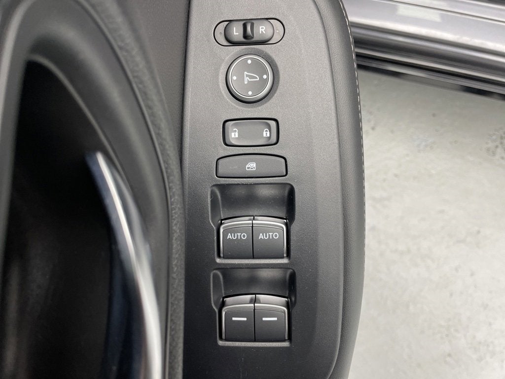 Vehicle image 19 of 49