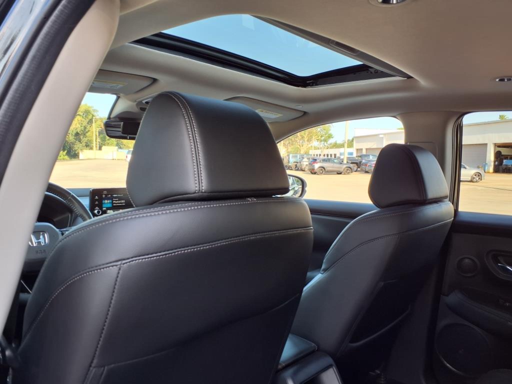 Vehicle image 16 of 34