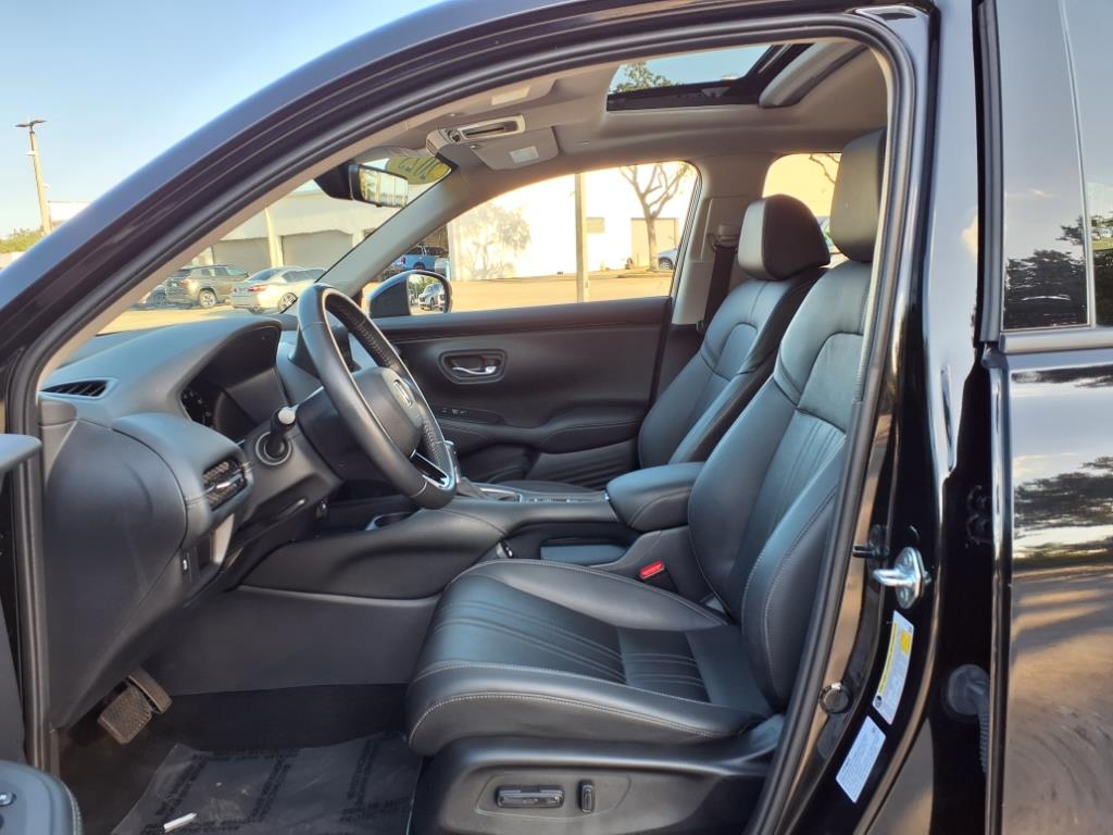 Vehicle image 14 of 34
