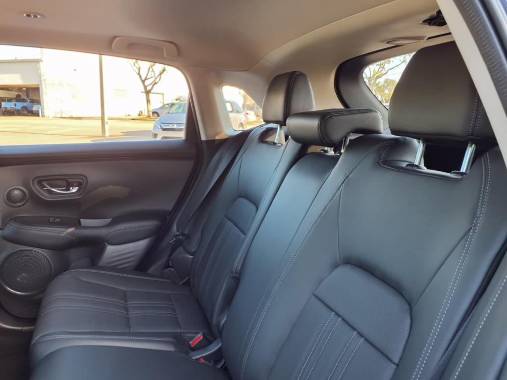 Vehicle image 17 of 34