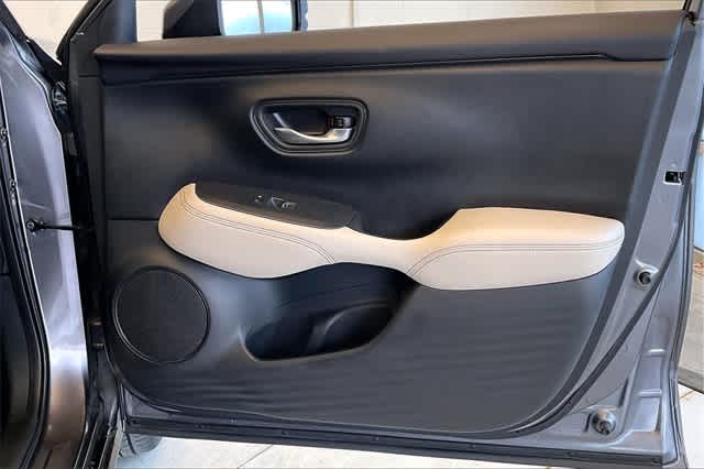 Vehicle image 31 of 36