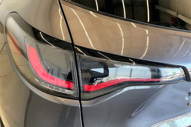 Vehicle image 33 of 36