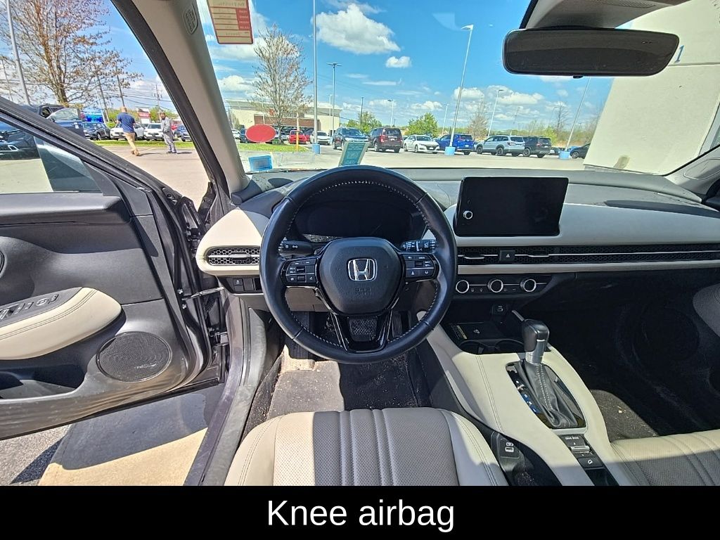 Vehicle image 18 of 32