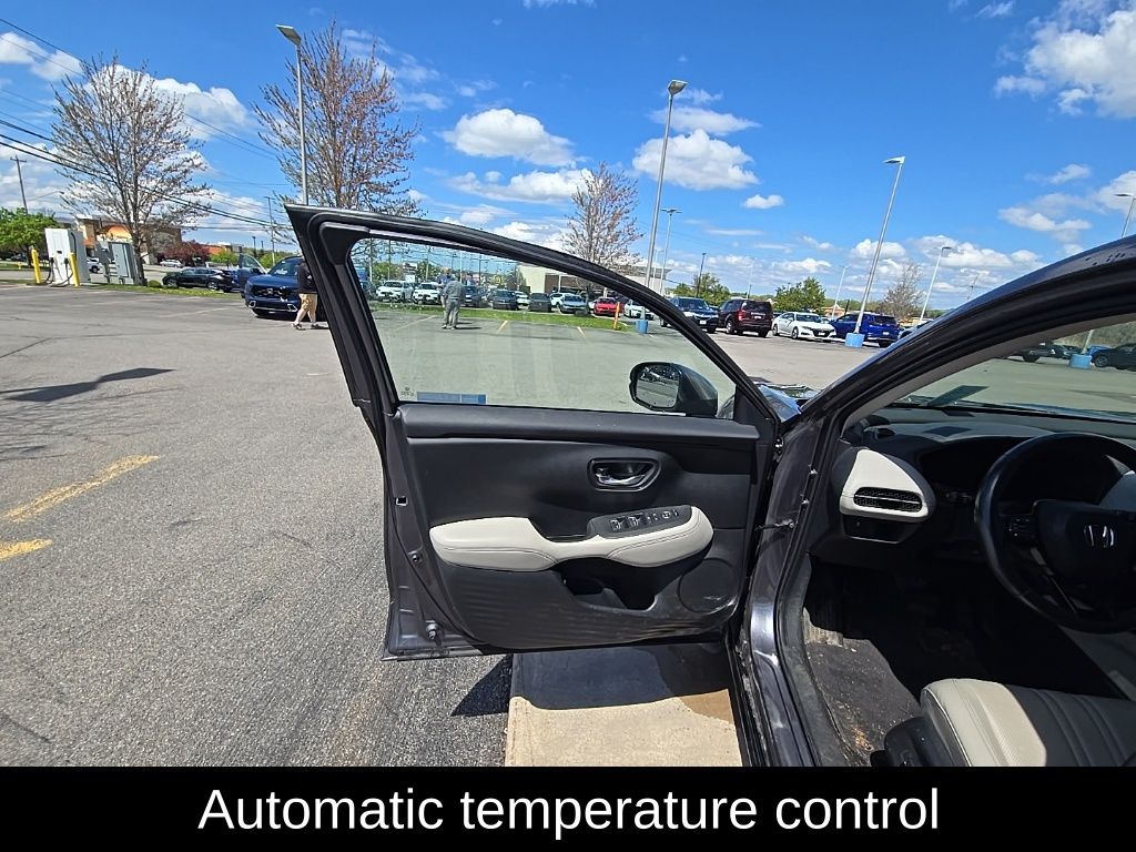 Vehicle image 14 of 32