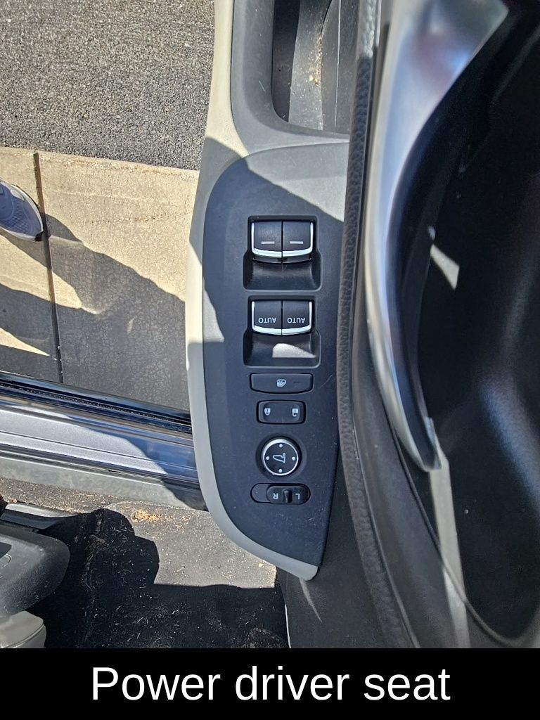 Vehicle image 15 of 32