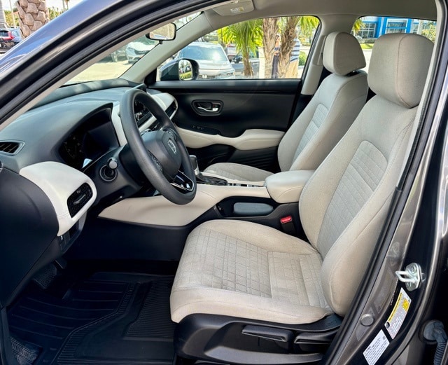 Vehicle image 8 of 27