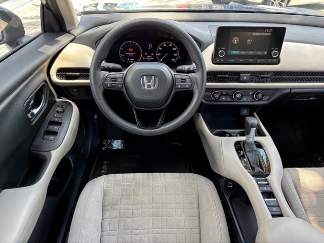 Vehicle image 17 of 27