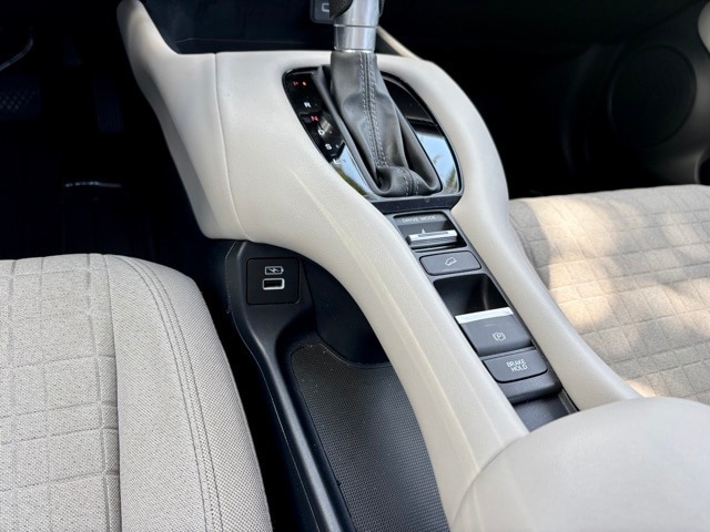 Vehicle image 19 of 27
