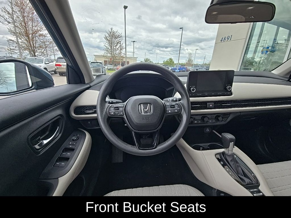 Vehicle image 18 of 32