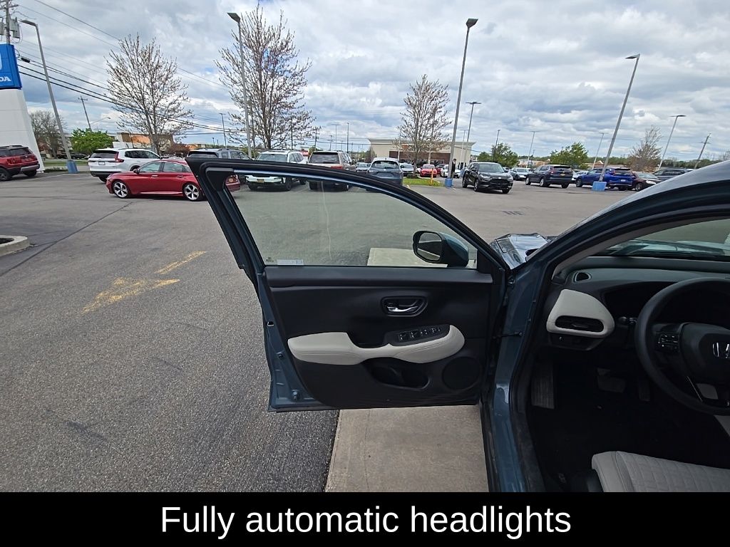 Vehicle image 14 of 32