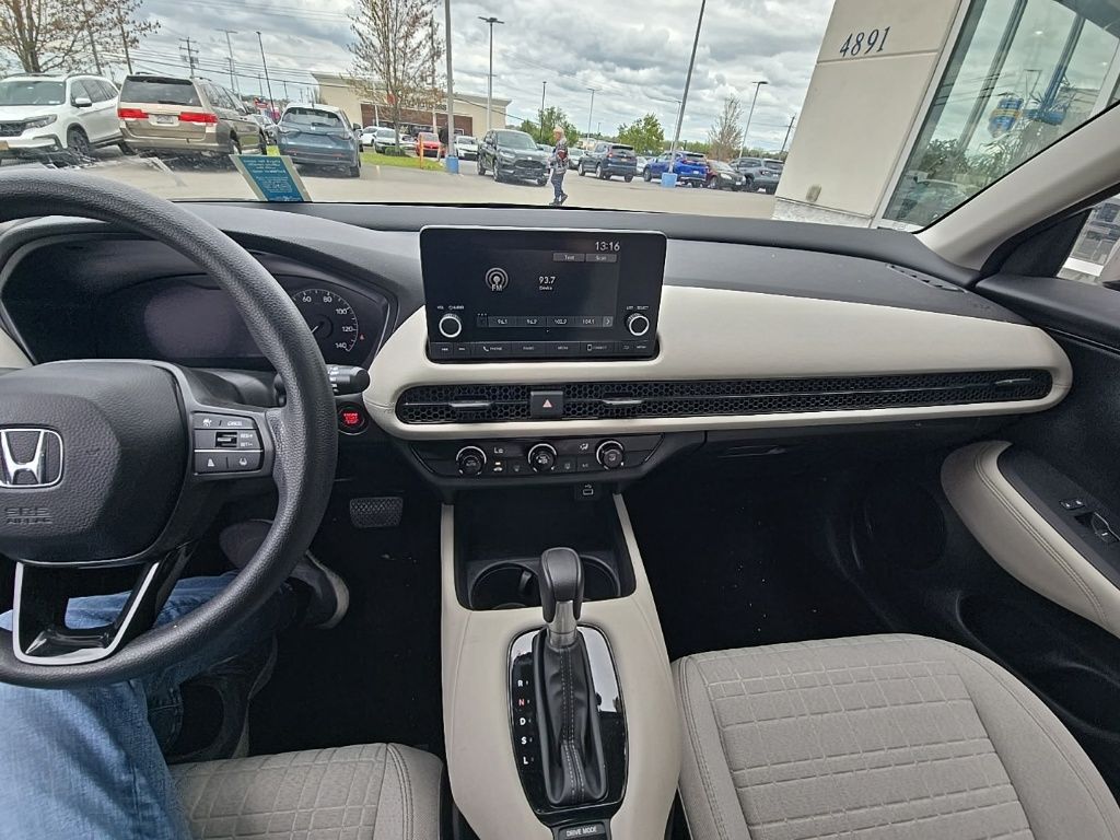 Vehicle image 23 of 32