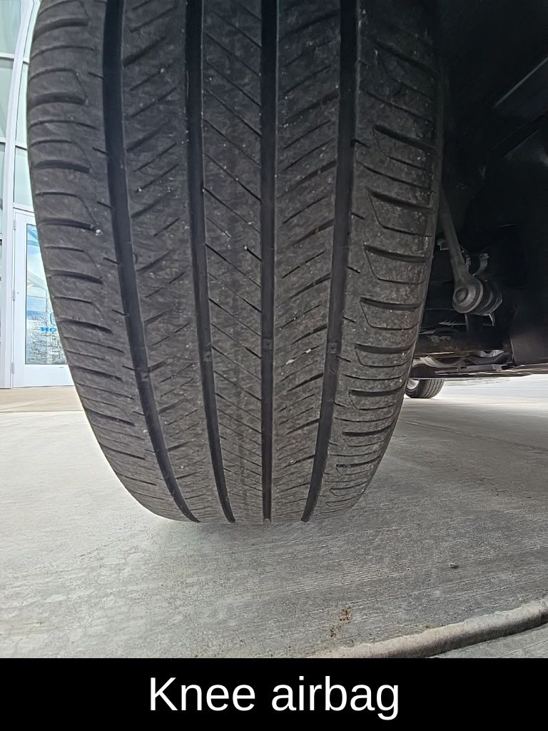 Vehicle image 11 of 32