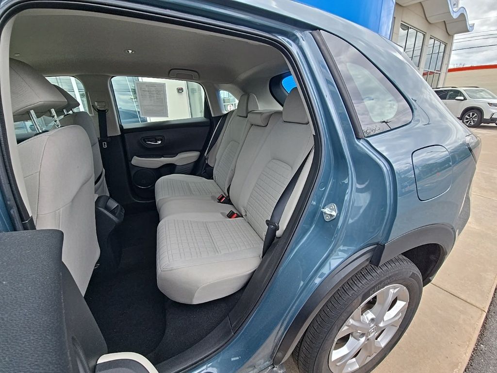 Vehicle image 27 of 32