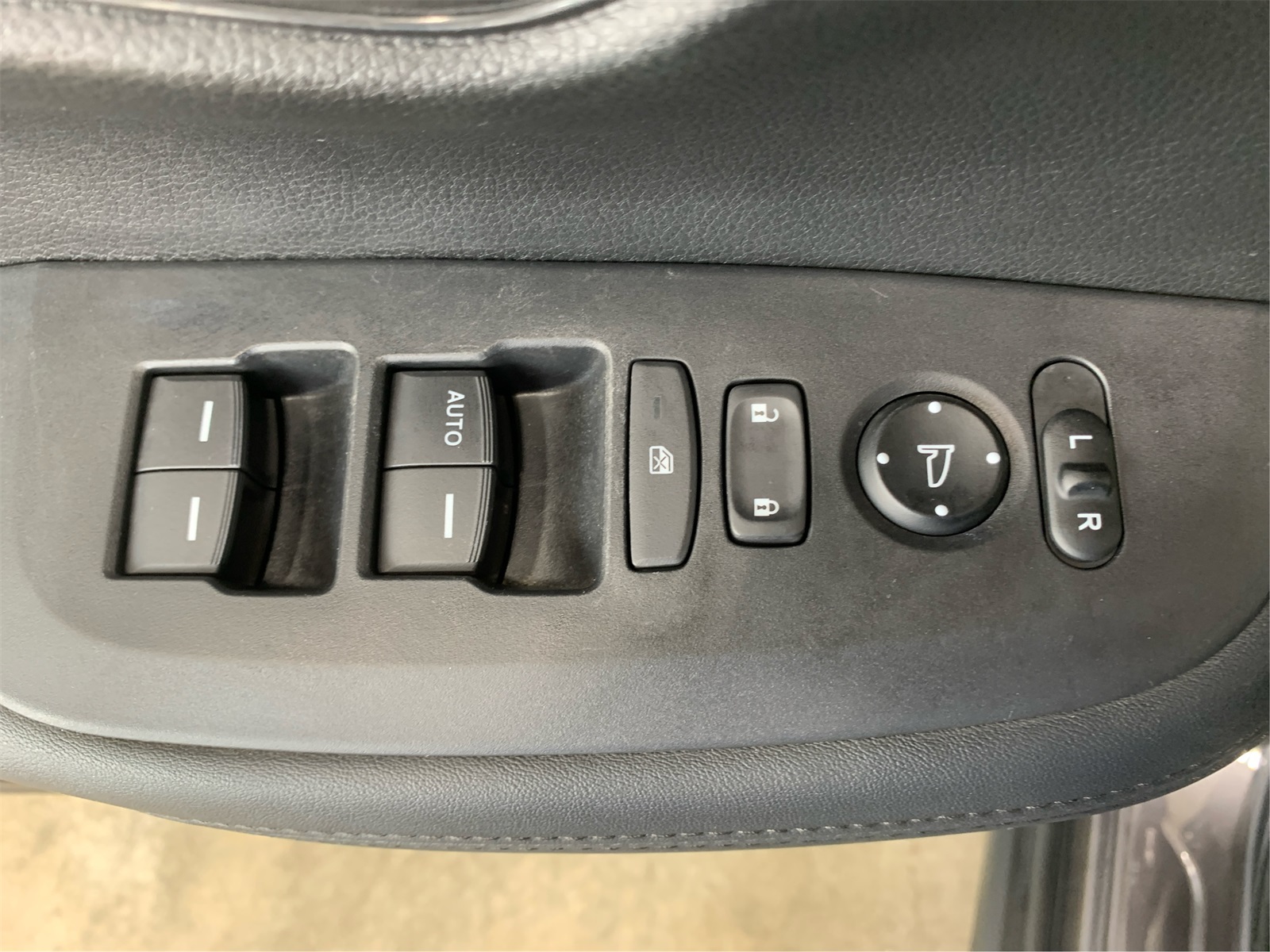 Vehicle image 26 of 30