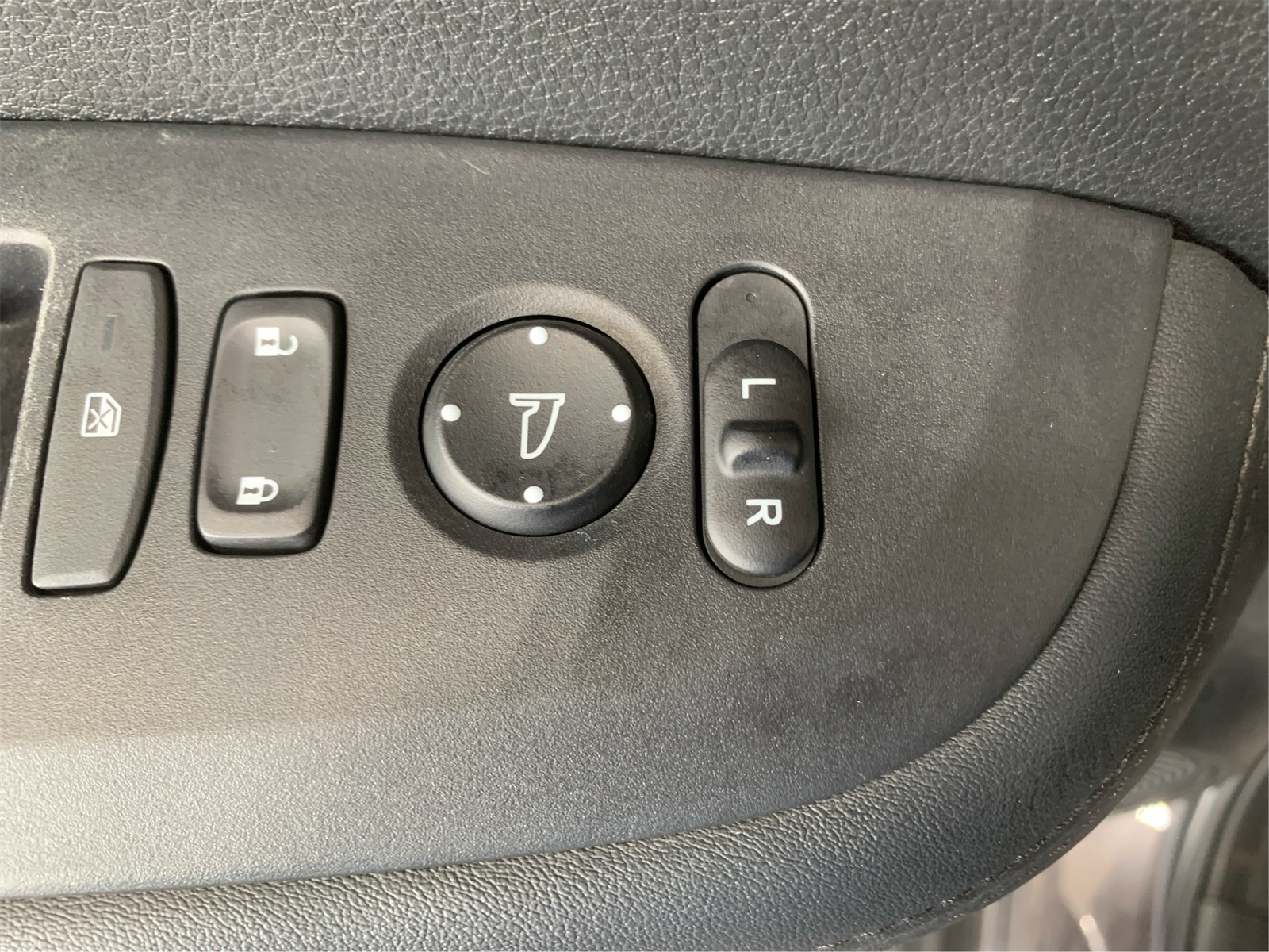 Vehicle image 25 of 30