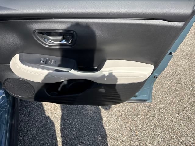 Vehicle image 21 of 22