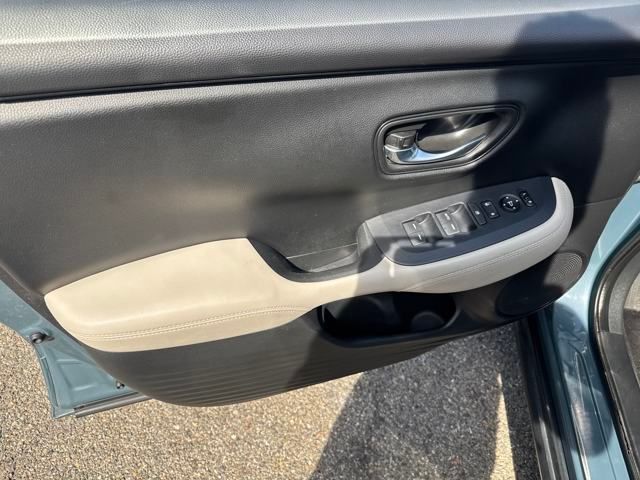 Vehicle image 9 of 22