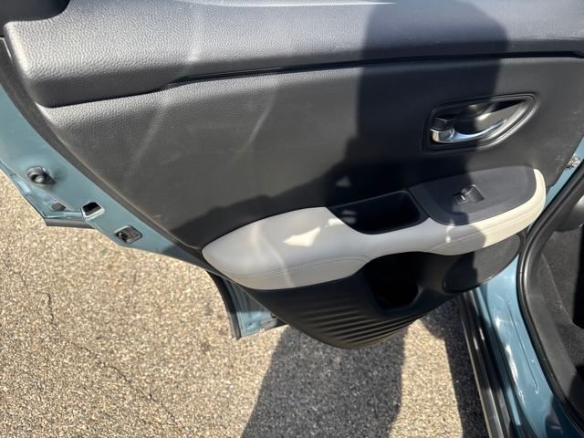 Vehicle image 17 of 22