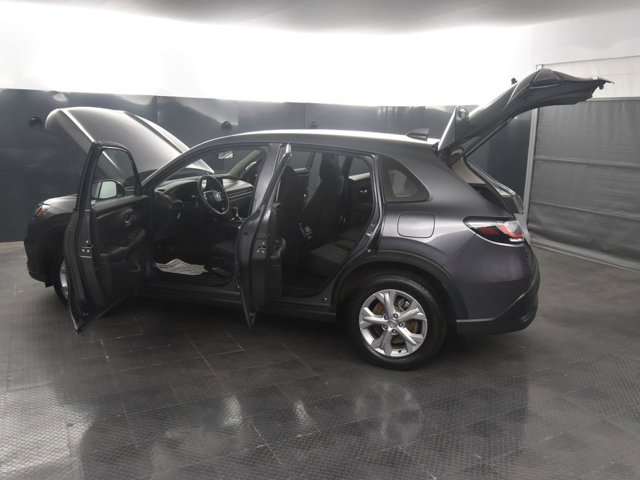 Vehicle image 13 of 39