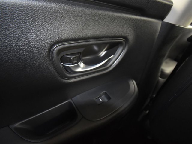 Vehicle image 33 of 39