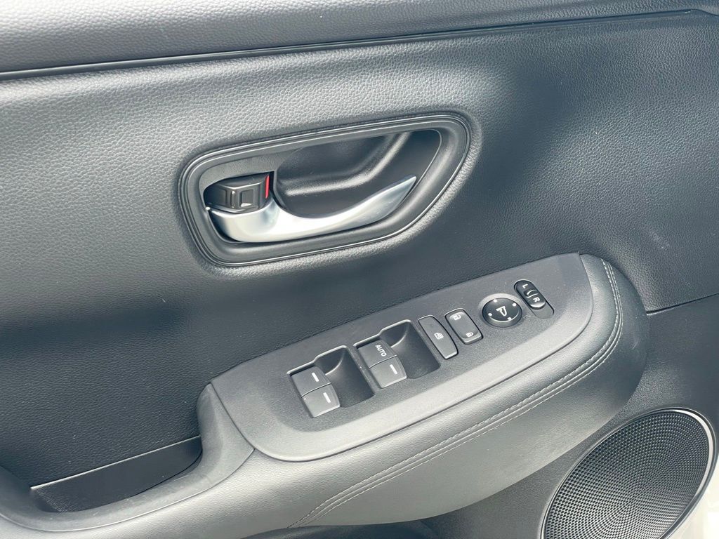 Vehicle image 11 of 32