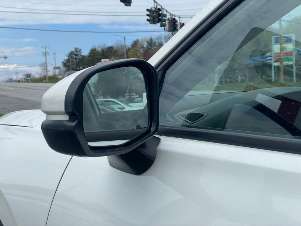 Vehicle image 26 of 32