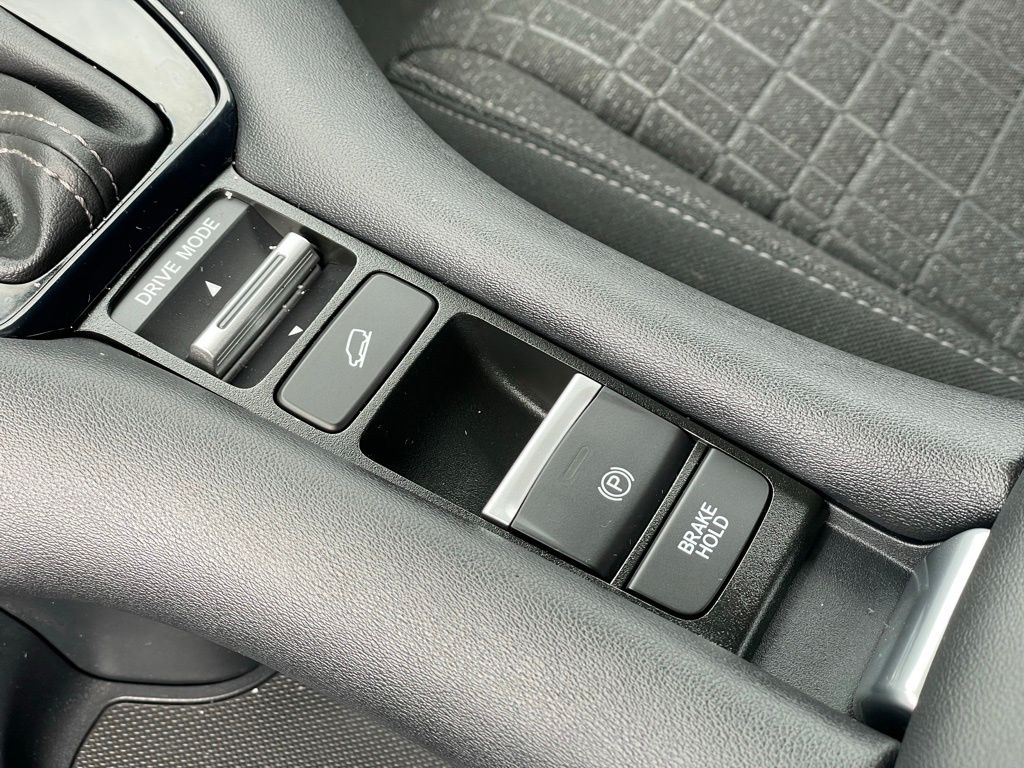 Vehicle image 22 of 32