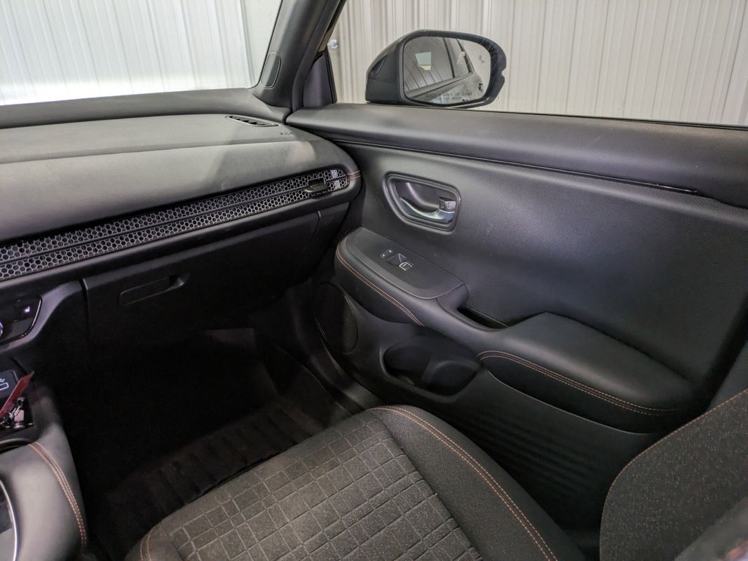 Vehicle image 20 of 32