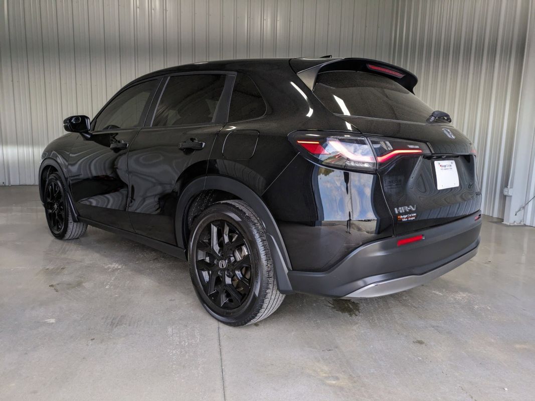 Vehicle image 8 of 32