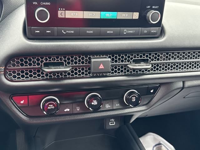 Vehicle image 14 of 21