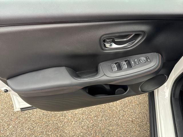 Vehicle image 9 of 21