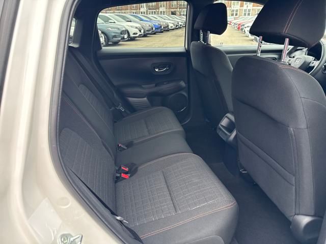 Vehicle image 19 of 21
