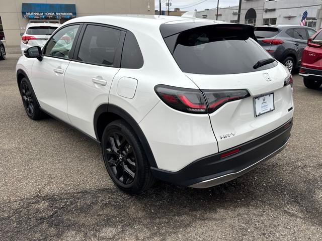 Vehicle image 4 of 21