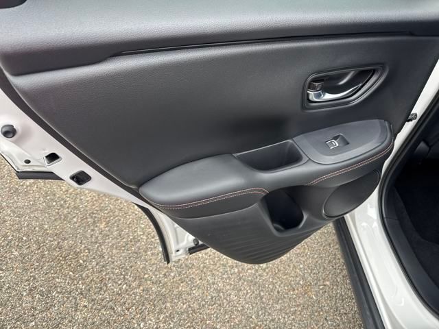 Vehicle image 17 of 21