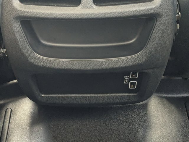 Vehicle image 32 of 44